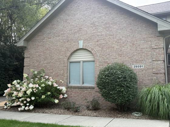 29591 Green acres, Farmington Hills, MI 48334 photo 2