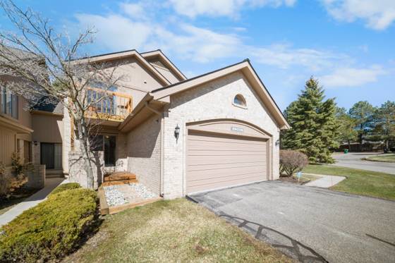 29776 Sierra Pointe Circle, Farmington Hills, MI 48331 photo 2