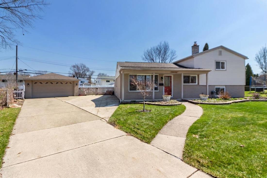 33112 Lynx Court, Westland, MI 48185