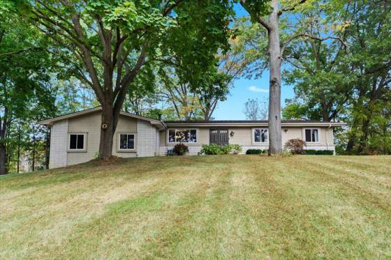 10932 Green Oaks Drive, South Lyon, MI 48178 photo 2