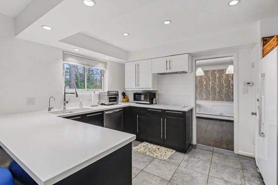 2028 E Hammond Lake Drive, Bloomfield Hills, MI 48302 photo 2