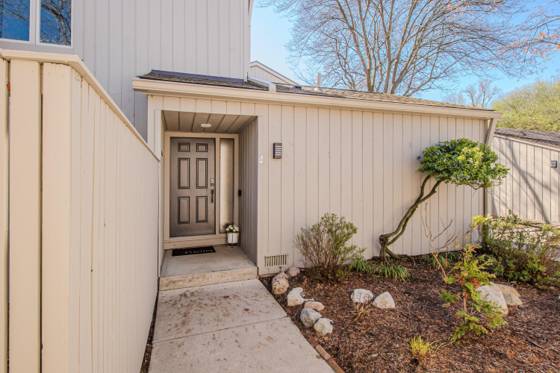 2204 Applewood Court, Ann Arbor, MI 48103 photo 2