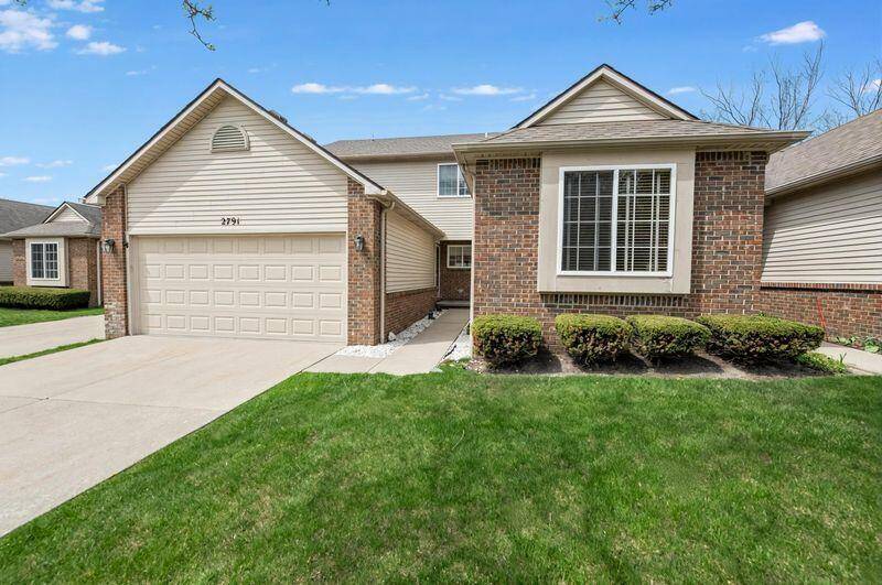 2791 N Moonglow Court N #49, Hartland, MI 48353