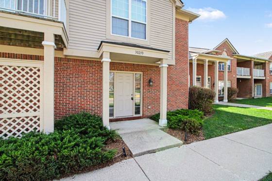 30210 Chesapeake Circle, Commerce Twp, MI 48390 photo 2