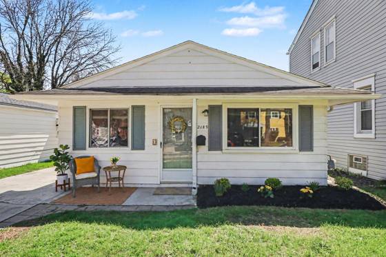 2189 Ridgemont Road, Grosse Pointe Woods, MI 48236 photo 2