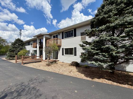 682 W Middle Street #Unit #4, Chelsea, MI 48118 photo 2