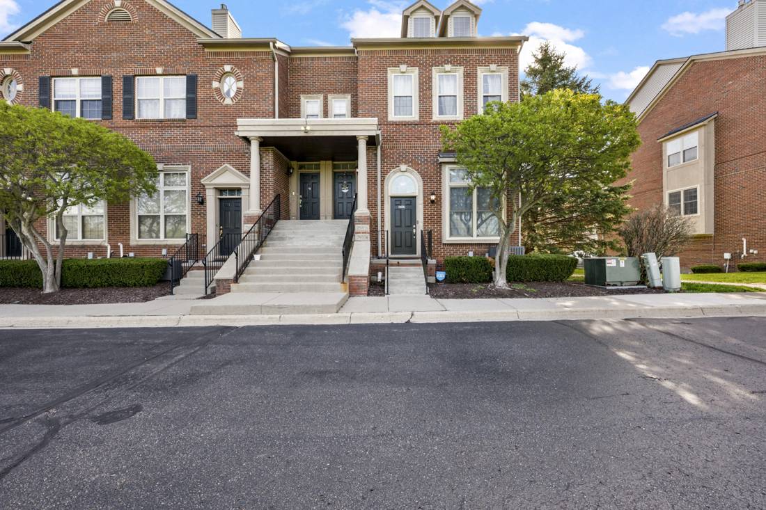 29374 Glen Oaks Boulevard E, Farmington Hills, MI 48334