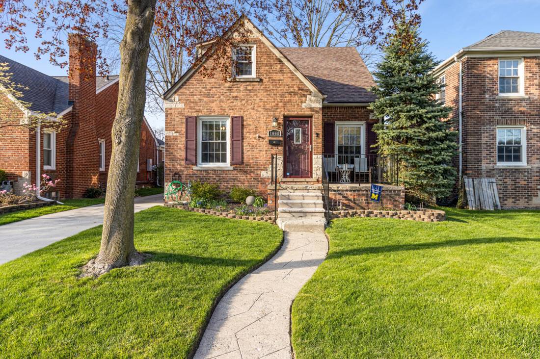 1840 Hampton Road, Grosse Pointe Woods, MI 48236