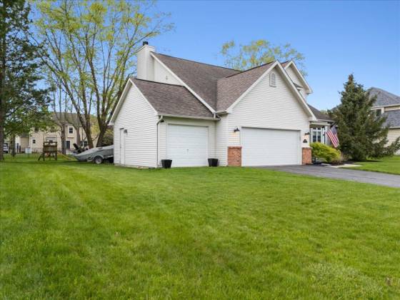 1384 Baywood Circle, Brighton, MI 48116 photo 3