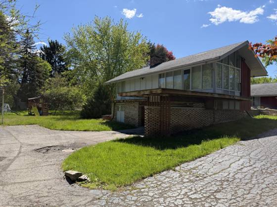1322 Woodkrest Drive, Flint, MI 48532 photo 2