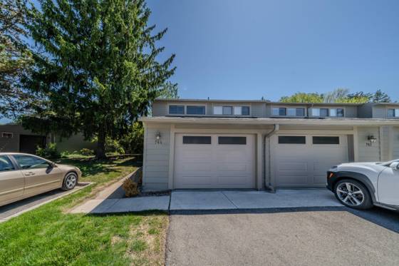 744 Peninsula Court, Ann Arbor, MI 48105 photo 2