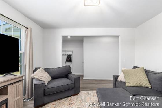 8376 N Oaks Court, Grand Blanc, MI 48439 photo 5