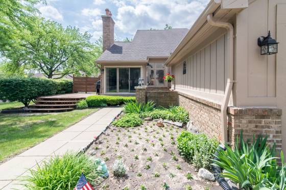 37648 N Laurel Park Drive #63, Livonia, MI 48152 photo 2