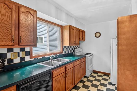 574 E Dallas Avenue, Madison Heights, MI 48071 photo 5