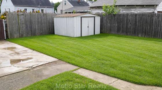 353 W Brockton Avenue, Madison Heights, MI 48071 photo 3