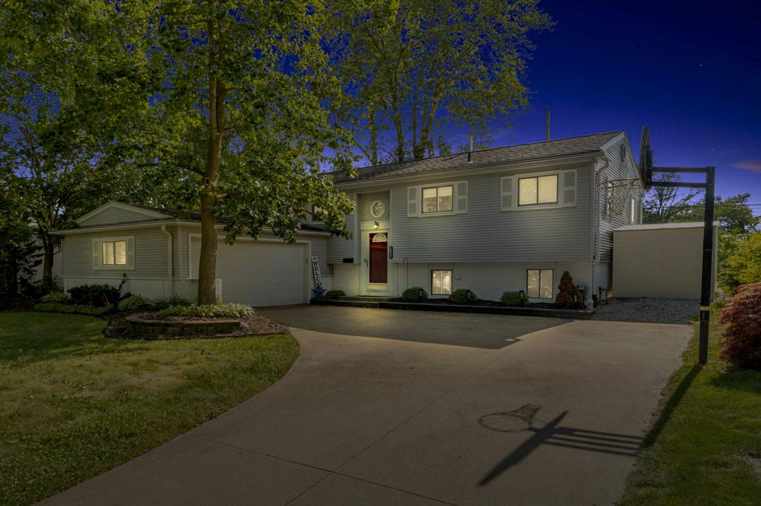 21009 Robinwood Street, Farmington, MI 48336