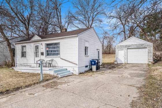933 E Foss Avenue, Flint, MI 48505 photo 3