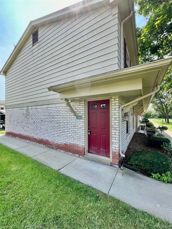 196 Princeton Drive, South Lyon, MI 48178 photo 2