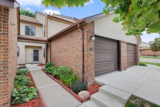 6600 Ridgefield Circle, West Bloomfield, MI 48322 photo 3
