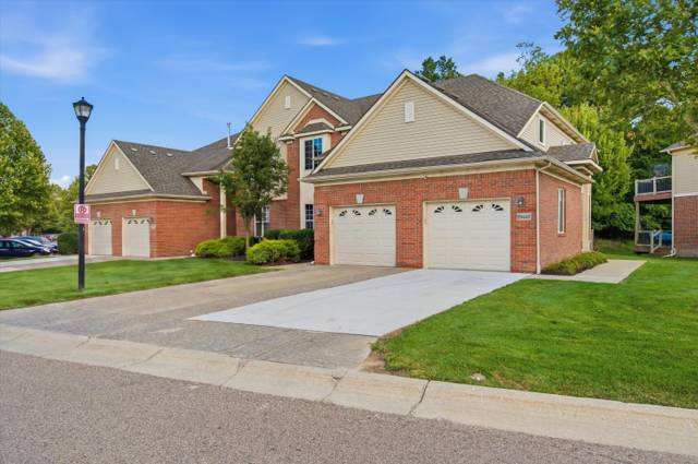 29442 Woodpark Circle, Warren, MI