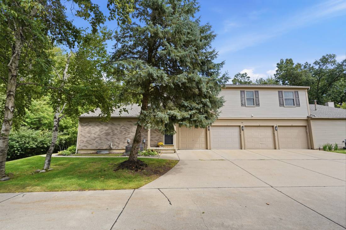 240 Pine Tree Ridge Drive, Waterford, MI 48327