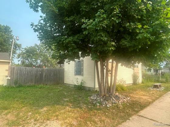 1373 Wells Street, Burton, MI 48529 photo 4