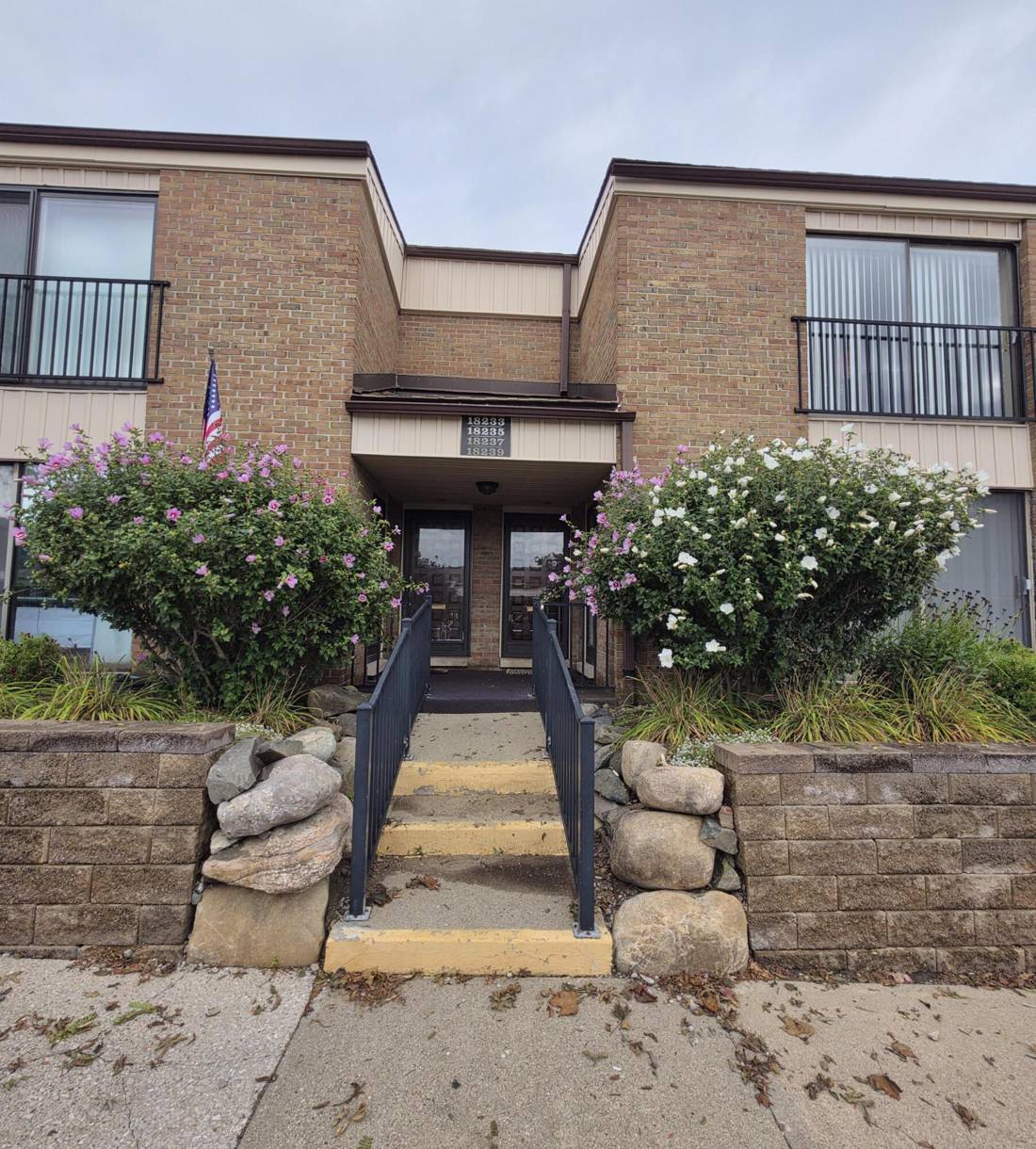 18233 University Park Drive, Livonia, MI 48152