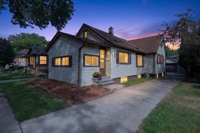 2022 Hampton Road, Grosse Pointe, MI
