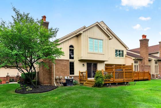 37676 N Laurel Park Drive #70, Livonia, MI 48152 photo 2