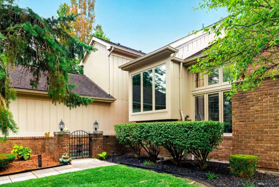 37676 N Laurel Park Drive #70, Livonia, MI 48152 photo 3