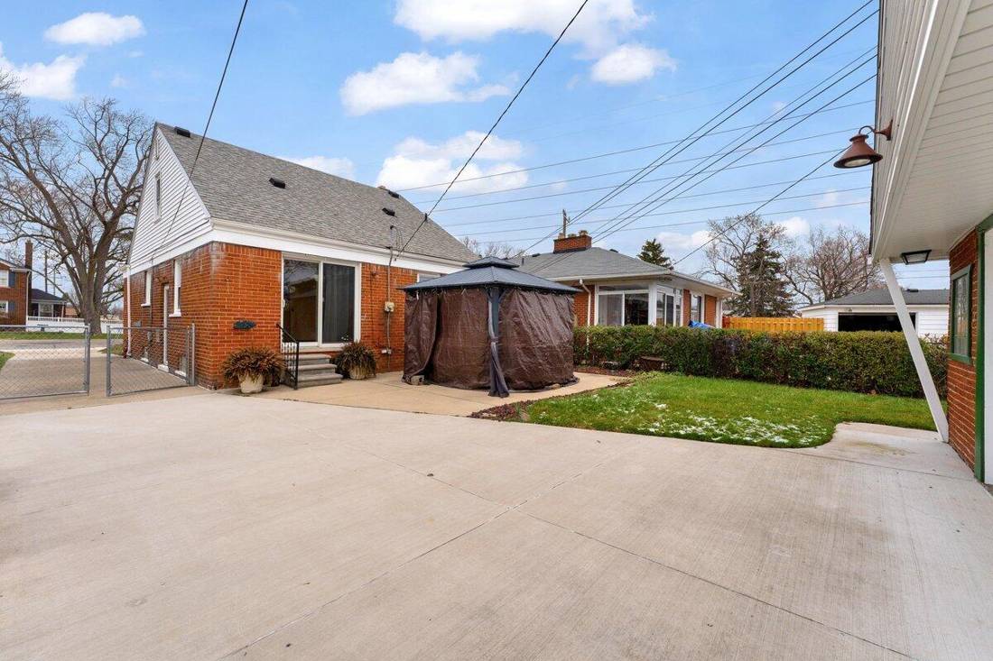 573 Emmons Boulevard, Lincoln Park, MI 48146
