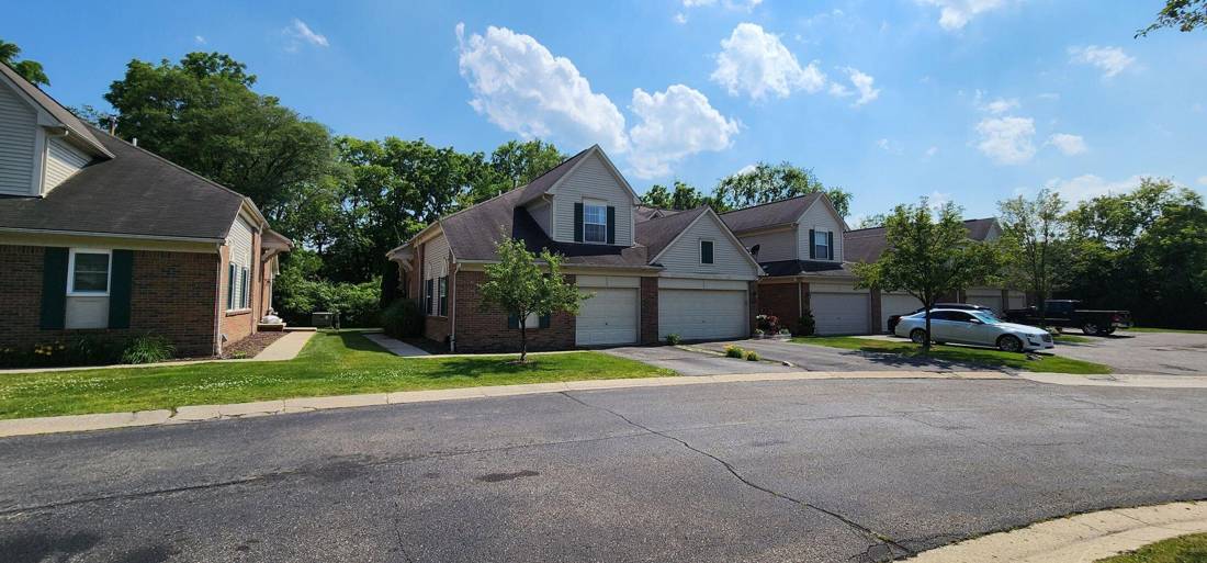 152 Legacy Park Circle, Dearborn Heights, MI 48127
