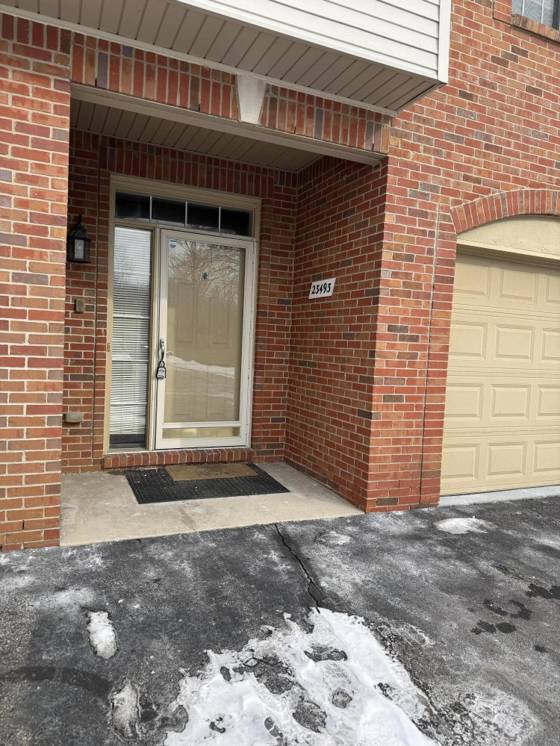 23493 Williamsburg Circle, Woodhaven, MI 48183 photo 2