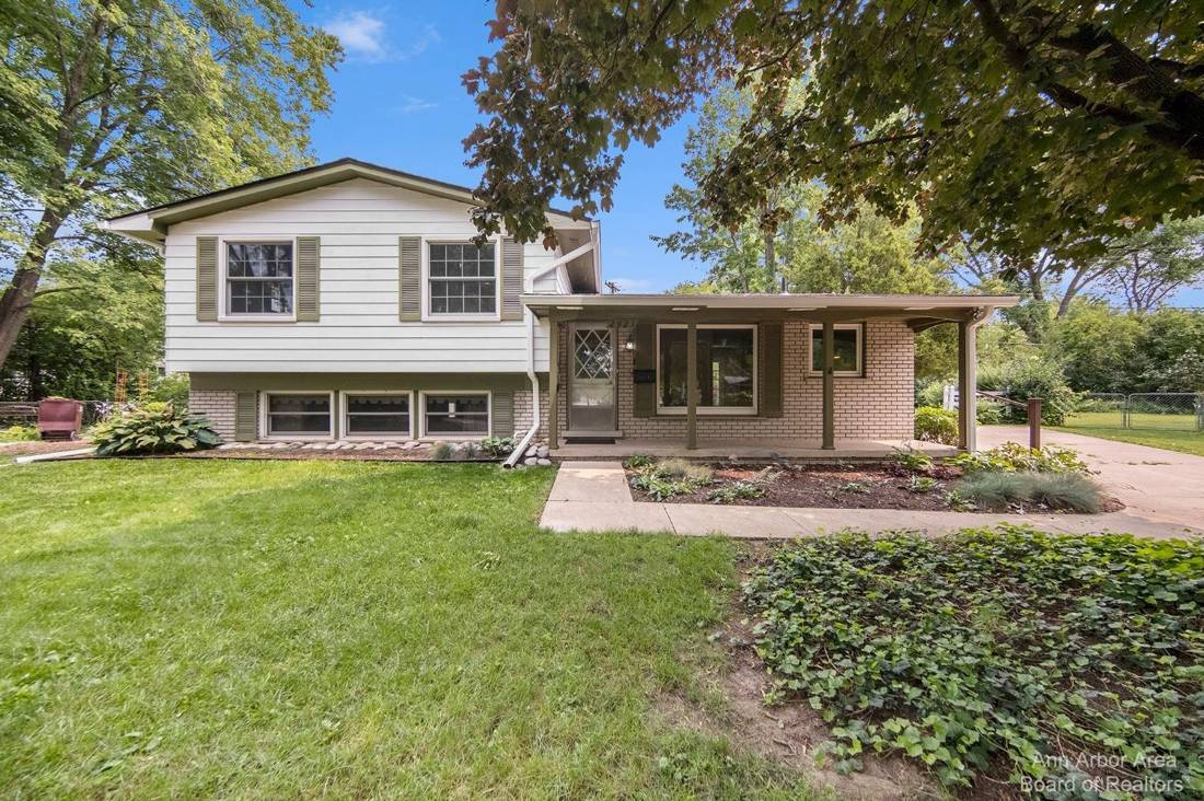 2923 Burlington Court, Ann Arbor, MI 48105