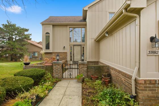 37692 N Laurel Park Drive, Livonia, MI 48152 photo 2