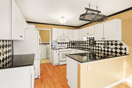 306 Pineknoll Court, Brighton, MI 48116 photo 4