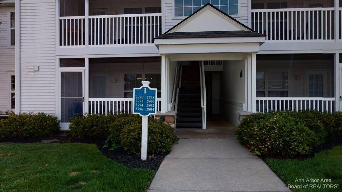 2802 S Knightsbridge Circle, Ann Arbor, MI 48105