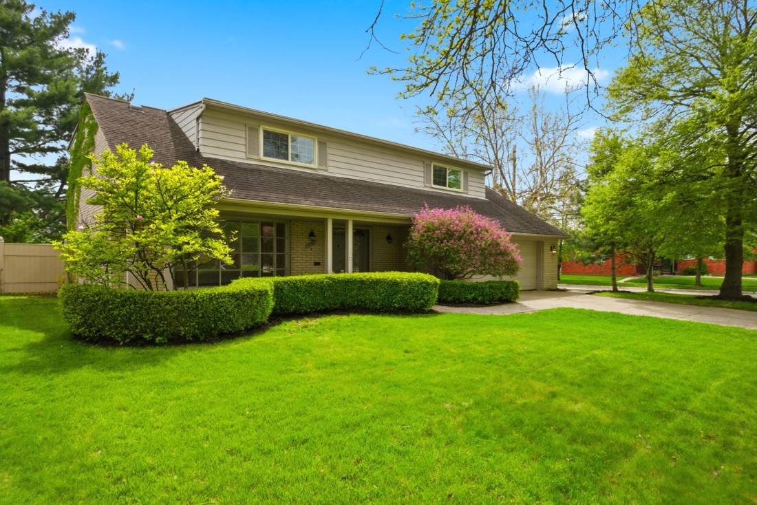 653 Perrien Place, Grosse Pointe Woods, MI 48236