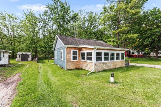 588 Pleasant Drive, Gregory, MI 48137 photo 2