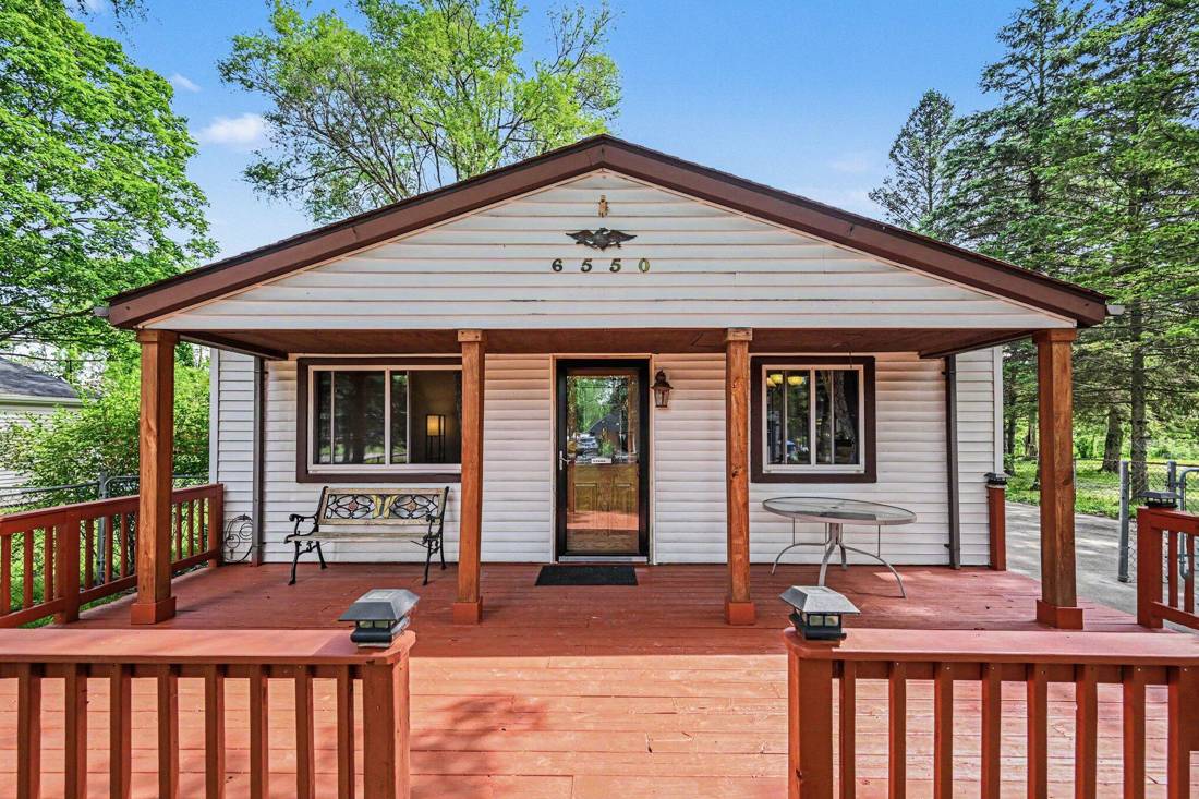 6550 Saline Drive, Waterford, MI 48329