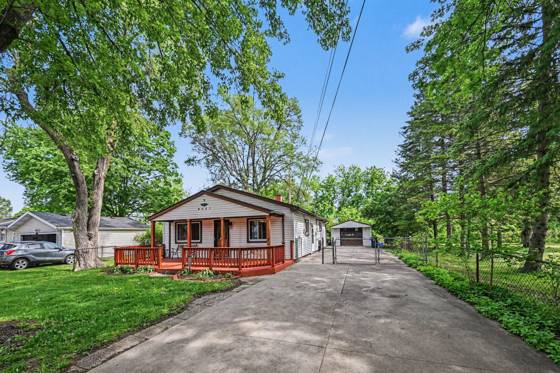 6550 Saline Drive, Waterford, MI 48329 photo 3