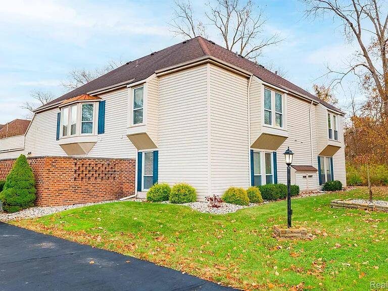 8253 COLONY #1, Grosse Ile, MI 48138
