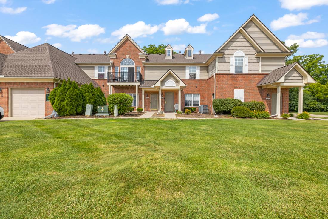 27333 Hidden Oaks Drive, Trenton, MI 48183