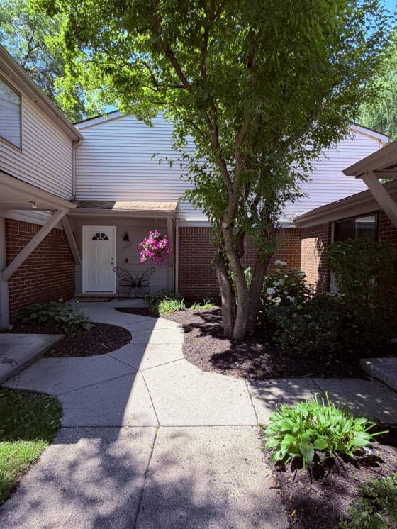 29757 Farmbrook Villa Lane, Southfield, MI 48034 photo 2