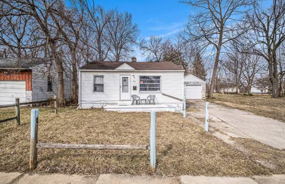 933 E Foss Avenue, Flint, MI 48505 photo 2