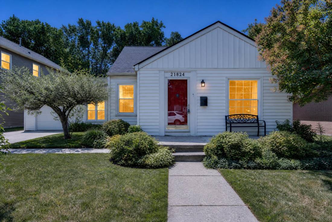 21824 S Elizabeth Street E, Saint Clair Shores, MI 48080