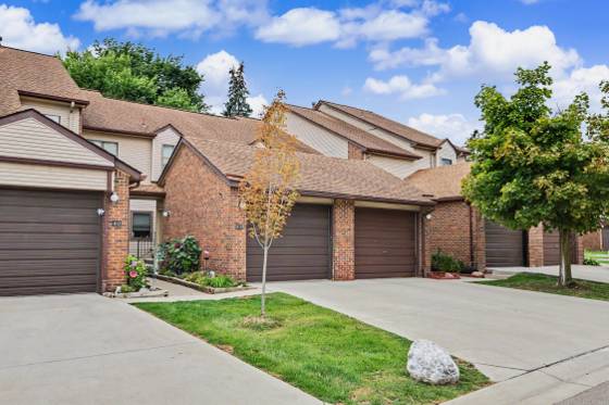 6600 Ridgefield Circle, West Bloomfield, MI 48322 photo 2
