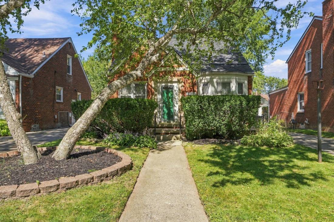 21191 Lochmoor Street, Harper Woods, MI 48225