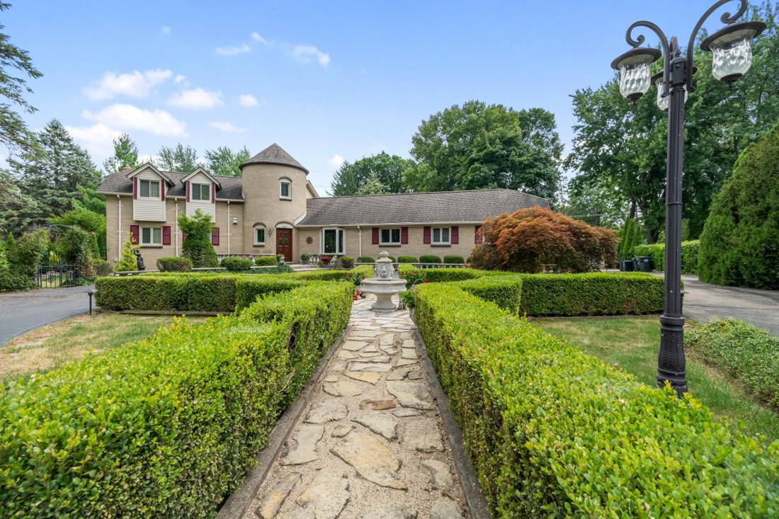 2955 Mohawk Circle, Rochester Hills, MI 48306
