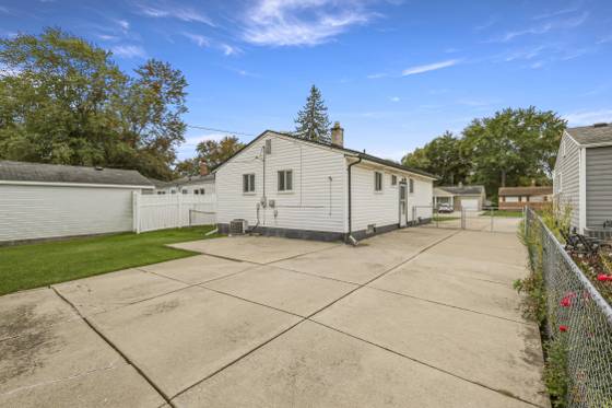 15110 Garden Street, Livonia, MI 48154 photo 4